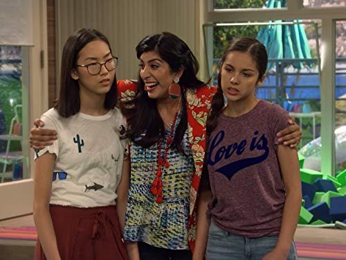 Rachna Khatau, Madison Hu (Frankie Wong), Olivia Rodrigo (Paige Olvera) zdroj: imdb.com