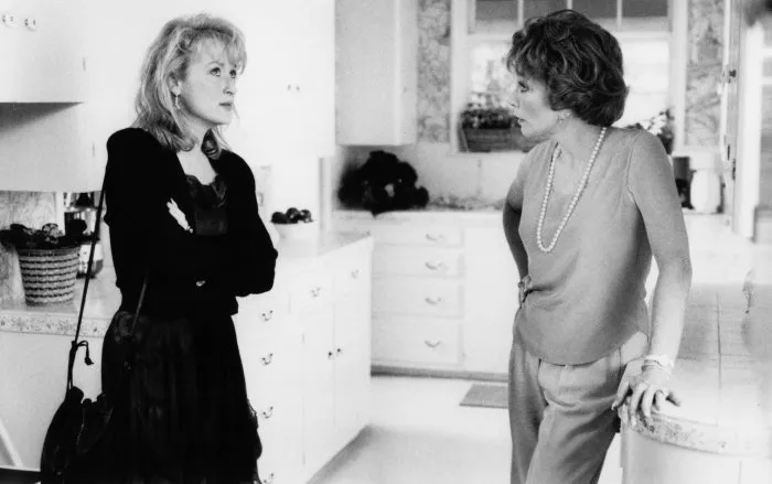Shirley MacLaine (Doris Mann), Meryl Streep (Suzanne Vale) zdroj: imdb.com