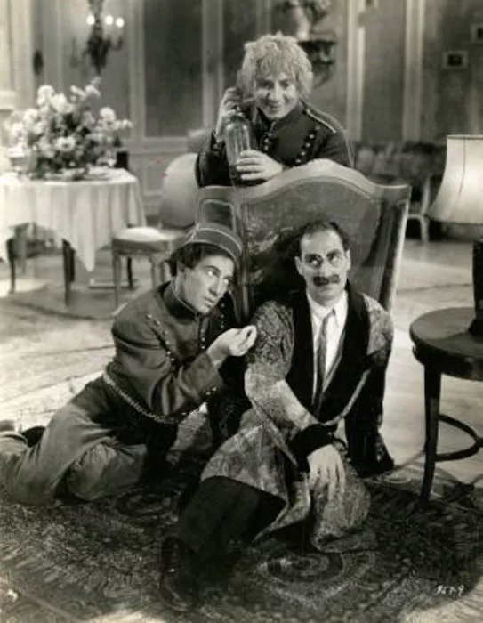 Groucho Marx (Dr. Hugo Z. Hackenbush), Chico Marx (Tony), Harpo Marx (Stuffy) zdroj: imdb.com