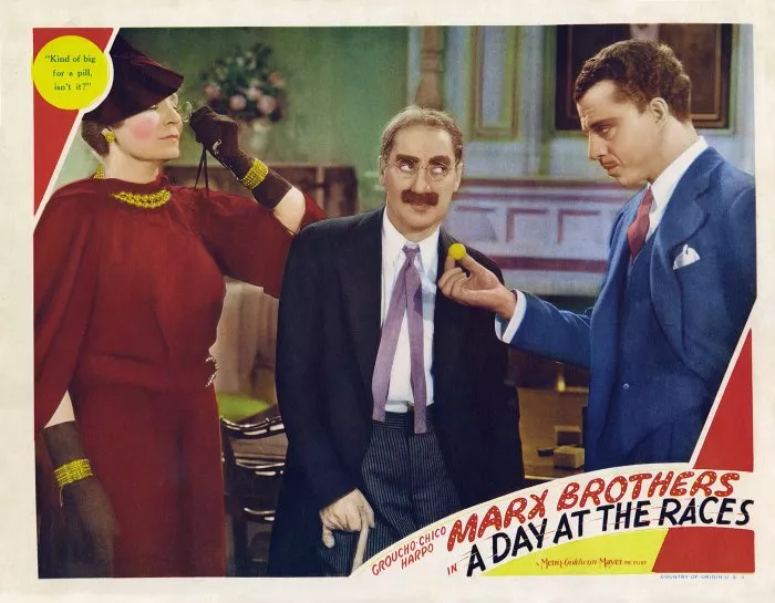 Groucho Marx (Dr. Hugo Z. Hackenbush), Leonard Ceeley (Whitmore), Margaret Dumont (Mrs. Emily Upjohn) zdroj: imdb.com