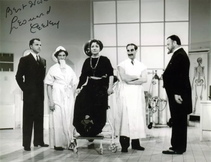 Groucho Marx (Dr. Hugo Z. Hackenbush), Margaret Dumont (Mrs. Emily Upjohn), Chico Marx (Tony), Leonard Ceeley (Whitmore), Sig Ruman (Dr. Steinberg) zdroj: imdb.com