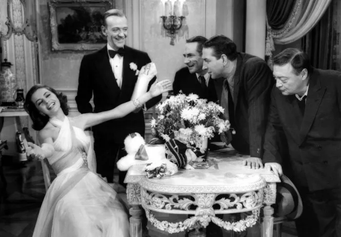 Fred Astaire (Steve Canfield), Peter Lorre (Brankov), Cyd Charisse (Ninotchka Yoschenko), Joseph Buloff (Ivanov), Jules Munshin (Bibinski) zdroj: imdb.com