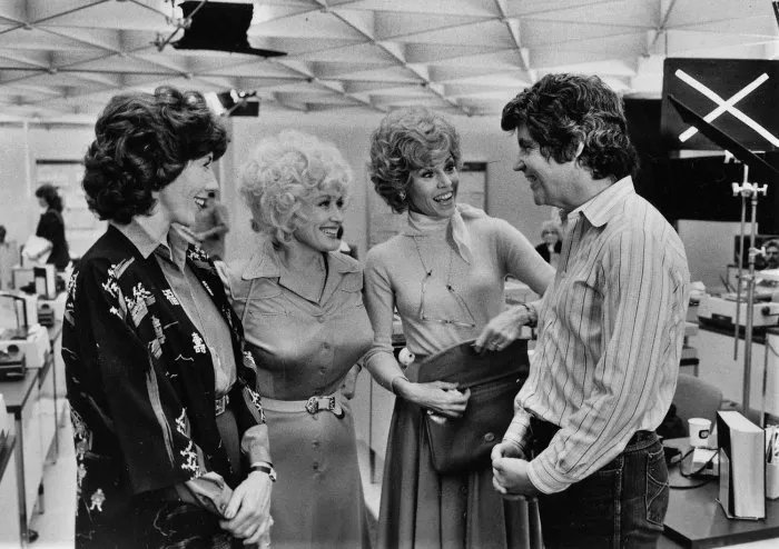 Jane Fonda (Judy Bernly), Dolly Parton (Doralee Rhodes), Lily Tomlin (Violet Newstead), Colin Higgins zdroj: imdb.com