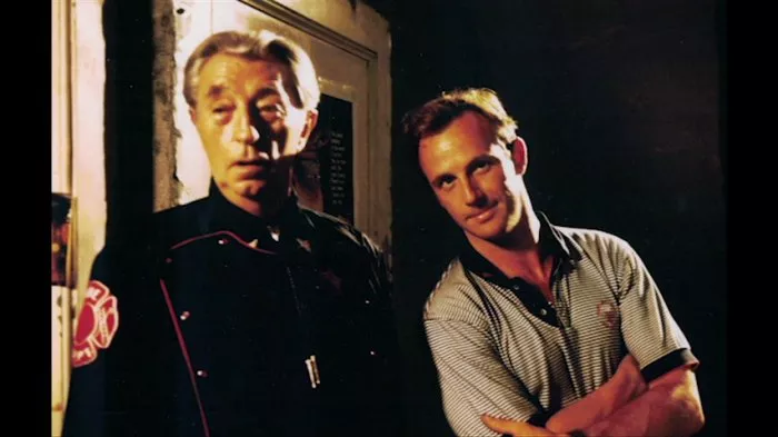 Robert Mitchum (Marshal Marc Marshall), J. Christian Ingvordsen (Tom Tobias (Ted Levis)) zdroj: imdb.com
