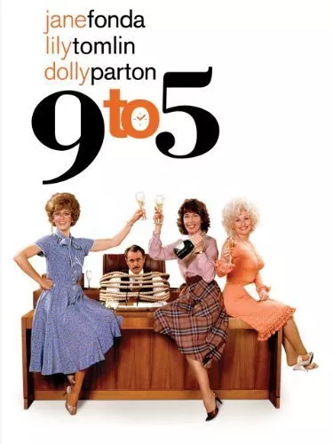Jane Fonda (Judy Bernly), Dolly Parton (Doralee Rhodes), Dabney Coleman (Franklin Hart, Jr.), Lily Tomlin (Violet Newstead) zdroj: imdb.com