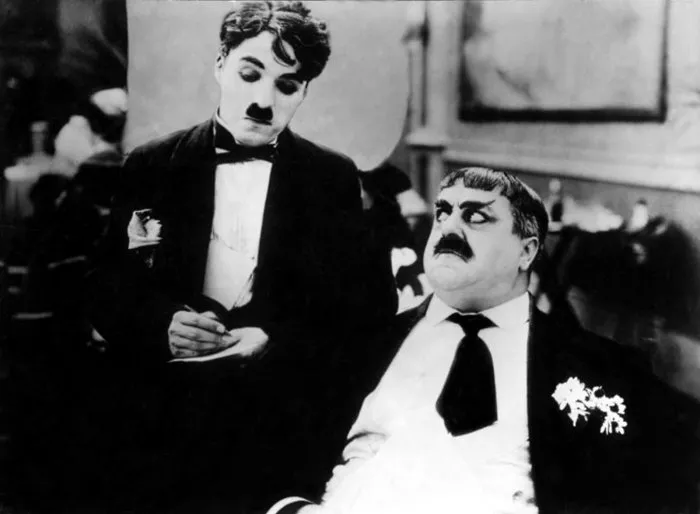 Charles Chaplin (A Waiter - Posing as Sir Cecil Seltzer), Eric Campbell (Mr. Stout) zdroj: imdb.com