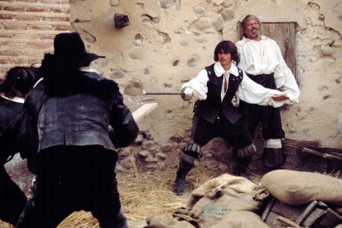 C. Thomas Howell (Raoul), Oliver Reed (Athos) zdroj: imdb.com