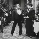 Chaplin na kolieskových korčuliach (1916) - Restaurant Manager