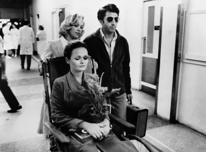 Dustin Hoffman (Lenny Bruce), Valerie Perrine (Honey Bruce) zdroj: imdb.com