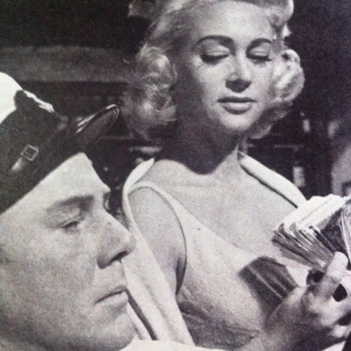 Van Johnson (Carson), Martine Carol (Tracy Malvoisie) zdroj: imdb.com