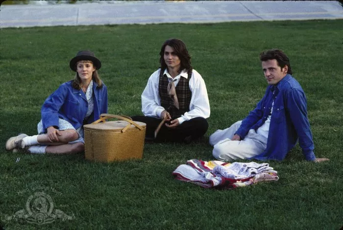 Johnny Depp (Sam), Mary Stuart Masterson (Joon Pearl), Aidan Quinn (Benny Pearl) zdroj: imdb.com