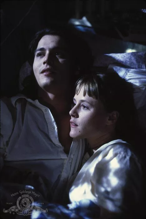 Johnny Depp (Sam), Mary Stuart Masterson (Joon Pearl) zdroj: imdb.com