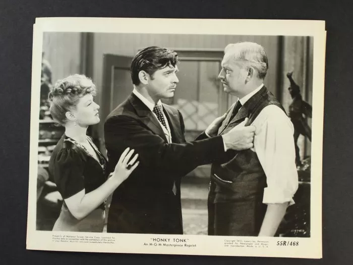 Clark Gable (’Candy’ Johnson), Frank Morgan (Judge Cotton), Claire Trevor (’Gold Dust’ Nelson) zdroj: imdb.com