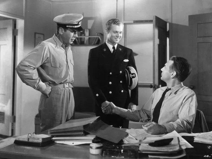 Humphrey Bogart (Lt. Joe Rossi), Dick Hogan (Cadet Ezra Parker), Raymond Massey (Capt. Steve Jarvis) zdroj: imdb.com