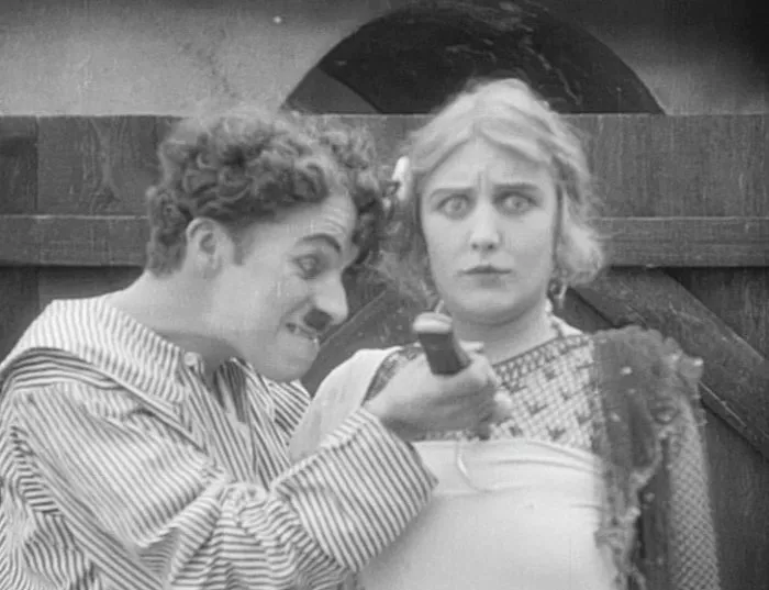 Charles Chaplin (Officer Darn Hosiery), Edna Purviance (Carmen - the Gypsy) zdroj: imdb.com