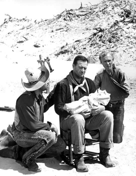 John Wayne (Robert Marmaduke Sangster Hightower), Pedro Armendáriz (Pedro Roca Fuerte), Harry Carey Jr. (William Kearney (’The Abilene Kid’)) zdroj: imdb.com