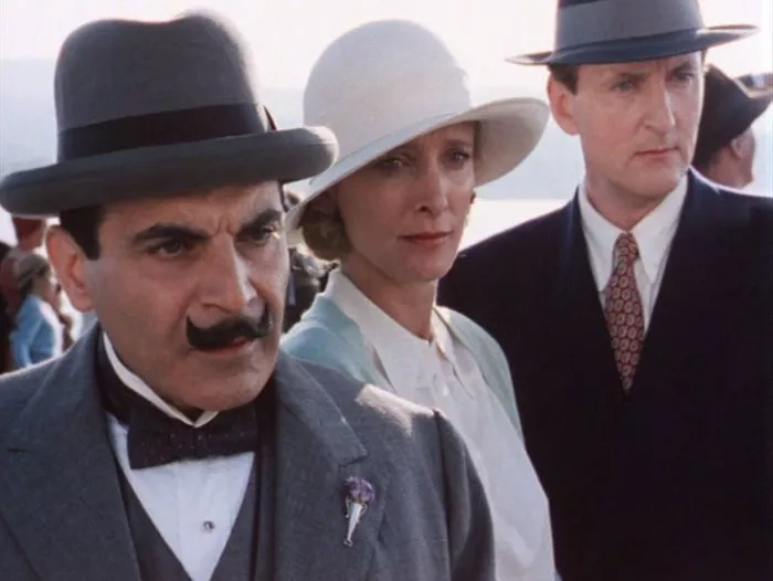 Kate Buffery (Theresa), Hugh Fraser (Hastings), David Suchet (Hercule Poirot) zdroj: imdb.com