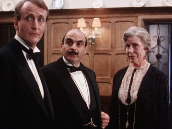 Hugh Fraser (Hastings), Ann Morrish (Emily Arundel), David Suchet (Hercule Poirot) zdroj: imdb.com