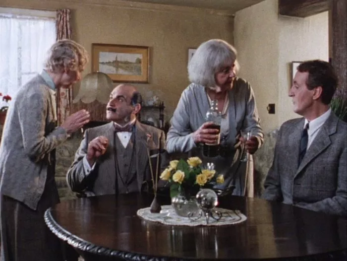 Hugh Fraser (Hastings), Muriel Pavlow (Julia Tripp), Pauline Jameson (Isabel Tripp), David Suchet (Hercule Poirot) zdroj: imdb.com