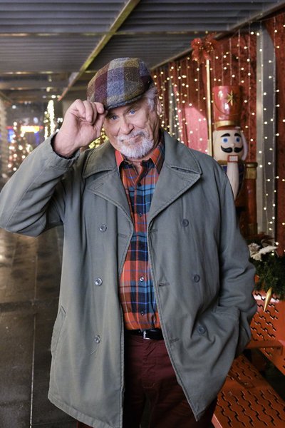 Barry Bostwick (Santa Dean) zdroj: imdb.com