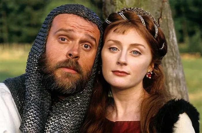 Rick Overton (Sir Roger), Catherine Punch (Lady Catherine) zdroj: imdb.com