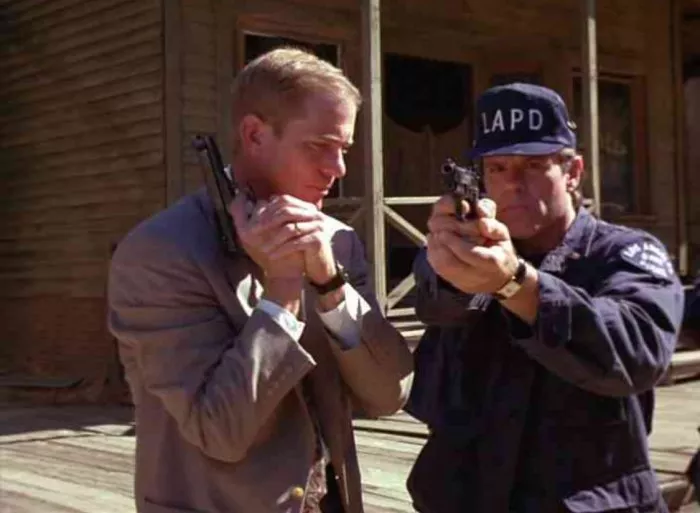Randy Crowder (Lt. Fuller), Steven Ford (Lt. Bill Carpenter) zdroj: imdb.com