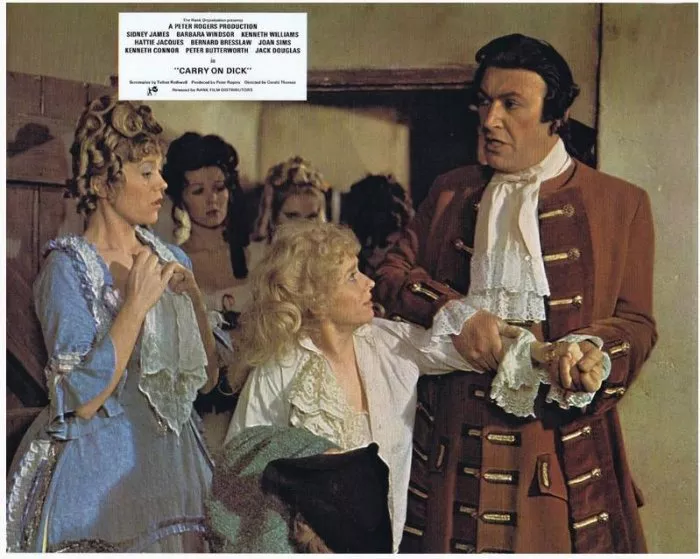 Bernard Bresslaw (Sir Roger Daley), Margaret Nolan (Lady Daley), Joan Sims (Madame Desirée), Barbara Windsor (Harriet) zdroj: imdb.com