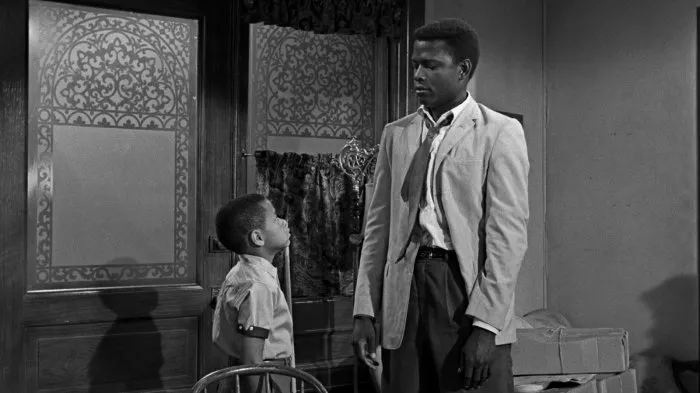 Sidney Poitier (Walter Lee Younger), Steven Perry (Travis Younger) zdroj: imdb.com