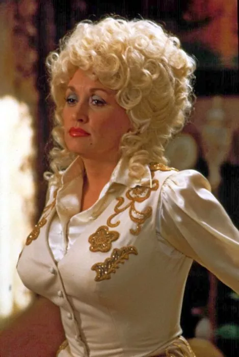 Dolly Parton (Mona Stangley) zdroj: imdb.com