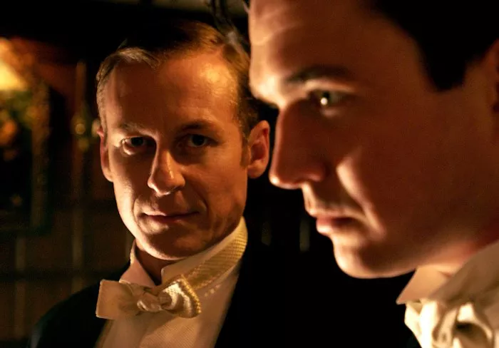 Matt Day (Sir Henry Baskerville), Richard Roxburgh (Sherlock Holmes) zdroj: imdb.com