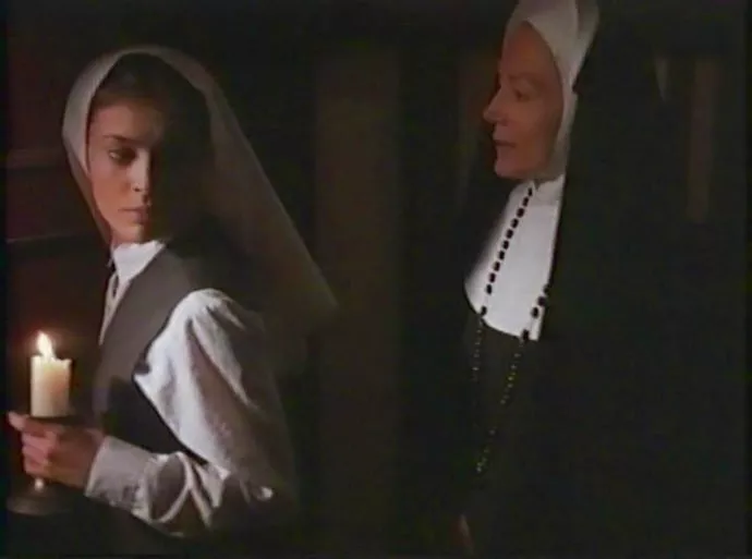 Alyssa Milano (Cristina), Pamela Perry (Mother Superior) zdroj: imdb.com