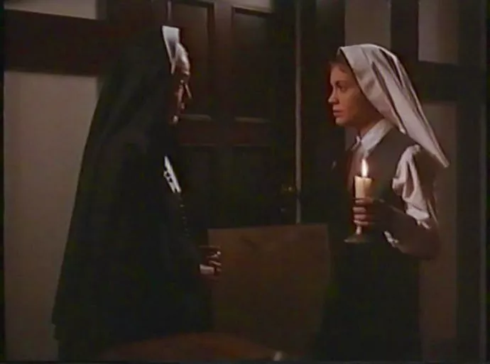 Alyssa Milano (Cristina), Pamela Perry (Mother Superior) zdroj: imdb.com