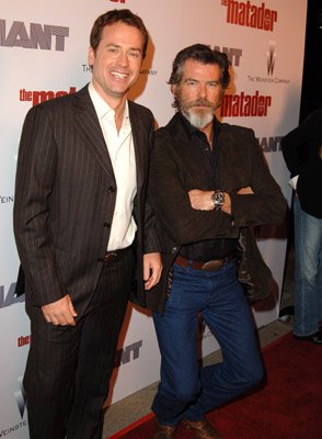 Pierce Brosnan (Julian Noble), Greg Kinnear (Danny Wright) zdroj: imdb.com 
promo k filmu