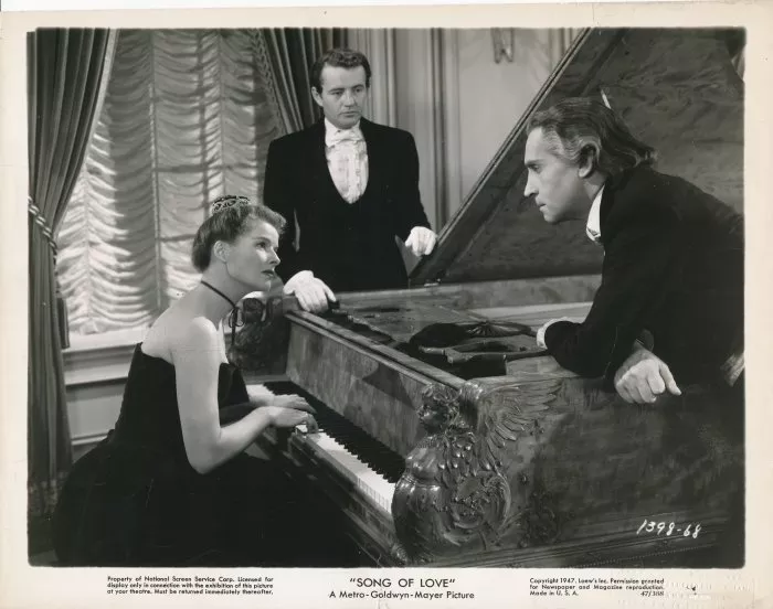 Katharine Hepburn (Clara Wieck Schumann), Henry Daniell (Franz Liszt), Robert Walker (Johannes Brahms) zdroj: imdb.com