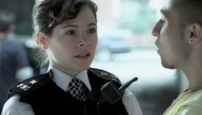 Elaine Cassidy (Detective Amy Harris), Adam Deacon (Rakesh Homaine) zdroj: imdb.com
