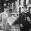 Nemožný pan domovník (1955) - Le vendeur de journaux