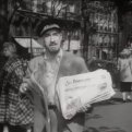 Nemožný pan domovník (1955) - Le vendeur de journaux