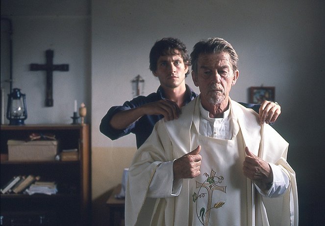 Hugh Dancy (Joe Connor), John Hurt (Christopher)