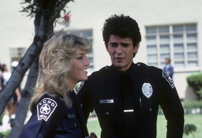 Heather Locklear (Officer Stacy Sheridan), Adrian Zmed (Officer Vince Romano) zdroj: imdb.com