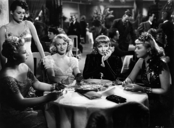 Marlene Dietrich, Eve Arden, Lucia Carroll, Joyce Compton, Barbara Pepper zdroj: imdb.com