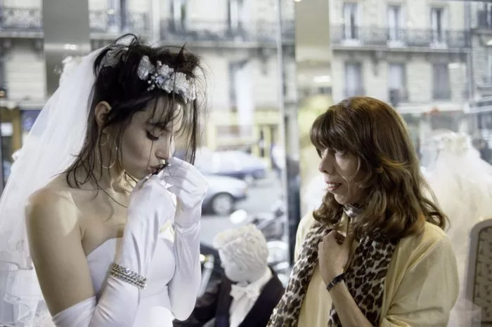 Béatrice Dalle (Odona), Arlette Emmery (La vendeuse de robes de mariée) zdroj: imdb.com