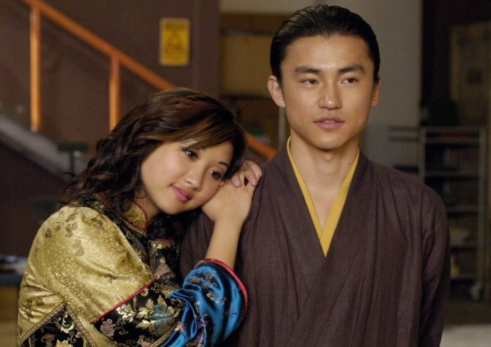 Brenda Song (Wendy Wu), Shin Koyamada (Shen) zdroj: imdb.com
