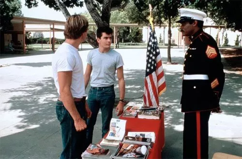 Charlie Sheen (Bo Richards), Maxwell Caulfield (Roy Alston), Leonard O. Turner (Sergeant) zdroj: imdb.com