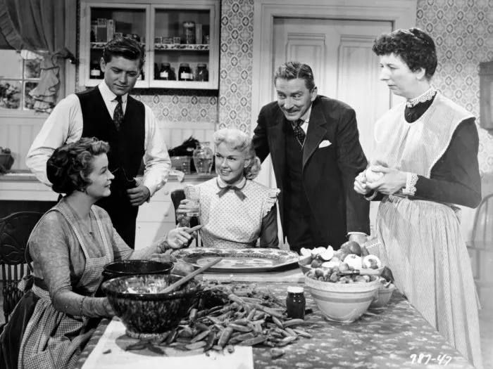 Doris Day (Marjorie Winfield), Leon Ames (George Winfield), Rosemary DeCamp (Alice Winfield), Gordon MacRae (Bill Sherman), Mary Wickes (Stella) zdroj: imdb.com