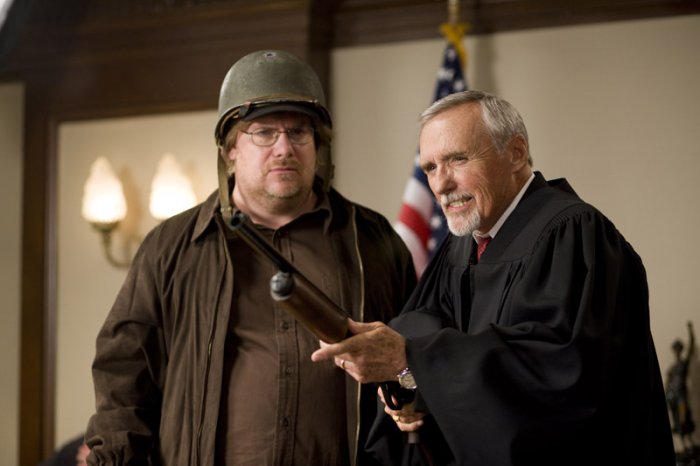 Dennis Hopper (Judge), Kevin P. Farley (Michael Malone) zdroj: imdb.com