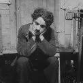 Chaplin šumařem (1916) - Street musician