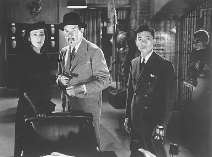Sidney Toler (Charlie Chan), Hilda Vaughn (Mrs. Rocke), Victor Sen Yung (Jimmy Chan) zdroj: imdb.com