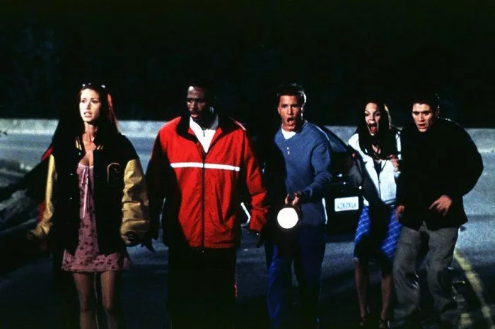 Shannon Elizabeth (Buffy Gilmore), Lochlyn Munro (Greg), Anna Faris (Cindy Campbell), Shawn Wayans (Ray), Jon Abrahams (Bobby Prinze)