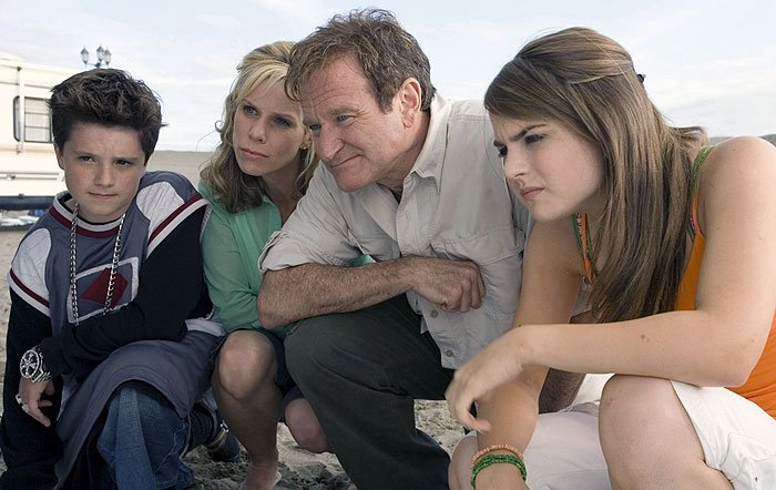 Josh Hutcherson (Carl Munro), Robin Williams (Bob Munro), Cheryl Hines (Jamie Munro), Joanna ’JoJo’ Levesque (Cassie Munro)