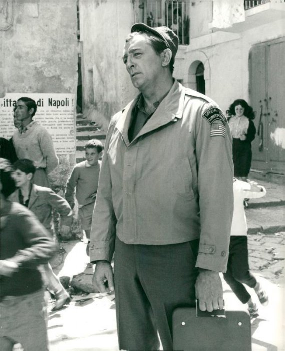 Robert Mitchum (Dick Ennis (war correspondent, International Press)) zdroj: imdb.com